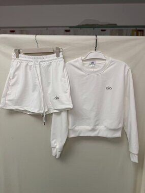 Alo Yoga White Sweatshirt Sportswear Set, Size L.
